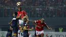 Aksi pemain Persija Jakarta, Bruno Lopes (2kiri) menyundul bola ke gawang Persela Lamongan pada lanjutan Liga 1 2017 di Stadion Patriot Bekasi, Minggu (27/8/2017).  Persija menang 2-0. (Bola.com/Nicklas Hanoatubun)