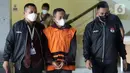 Dodi Martimbang (ketiga kiri) digiring petugas Komisi Pemberantasan Korupsi (KPK) di Gedung Merah Putih KPK Jakarta, Selasa (17/1/2023). Dodi Martimbang merupakan tersangka dugaan tindak pidana korupsi kerja sama pengolahan anoda logam (dore kadar emas rendah) antara PT Aneka Tambang Tbk dengan PT Loco Montrado tahun 2017. (Liputan6.com/Helmi Fithriansyah)