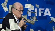 Ekspresi Presiden FIFA, Sepp Blatter, yang terkejut saat seorang pelawak Inggris, Simon Brodkin alias Lee Nelson melemparkan segepok uang dollar sebelum dimulainya konferensi pers di kantor FIFA di Zurich., Swiss. (20/7/2015). (AFP PHOTO/FABRICE COFFRINI)
