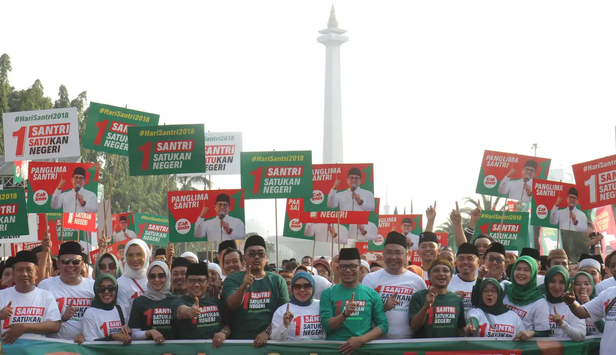 Ketua Umum PKB, Muhaimin Iskandar bersama Menteri Tenaga Kerja Hanif Dakhiri, dan Menteri PDT Eko Putro Sanjoyo berfoto bersama disela mengikuti jalan sehat sarungan di kawasan Monas, Jakarta, Minggu (30/9). (Liputan6.com/Angga Yuniar)