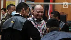 Mantan Kapolda Sumatera Barat Irjen Pol Teddy Minahasa Putra (tengah) menjalani sidang tuntutan terkait kasus memperjualbelikan barang bukti narkotika jenis sabu-sabu sitaan seberat lima kilogram di Pengadilan Negeri Jakarta Barat, Jakarta, Kamis (30/3/2023). Jaksa Penuntut Umum (JPU) menuntut Teddy Minahasa dengan hukuman mati dalam kasus tersebut. (Liputan6.com/Johan Tallo)