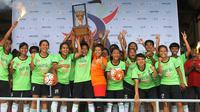 Tim sepak bola Putri Mataram meraih juara Bengawan Cup II, Sabtu (31/12/2016) di Stadion Sriwedari, Solo. (Bola.com/Romi Syahputra)