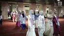 Peserta Puteri Muslimah Asia 2018 saat tour Mesjid Istiqlal, Jakarta, Kamis (3/4). Kontes kecantikan muslimah Asia ini diikuti 6 negara, di antaranya Turki, Malaysia, Singapura, Brunei, Timor Leste dan Indonesia.  (Liputan6.com/Faizal Fanani)