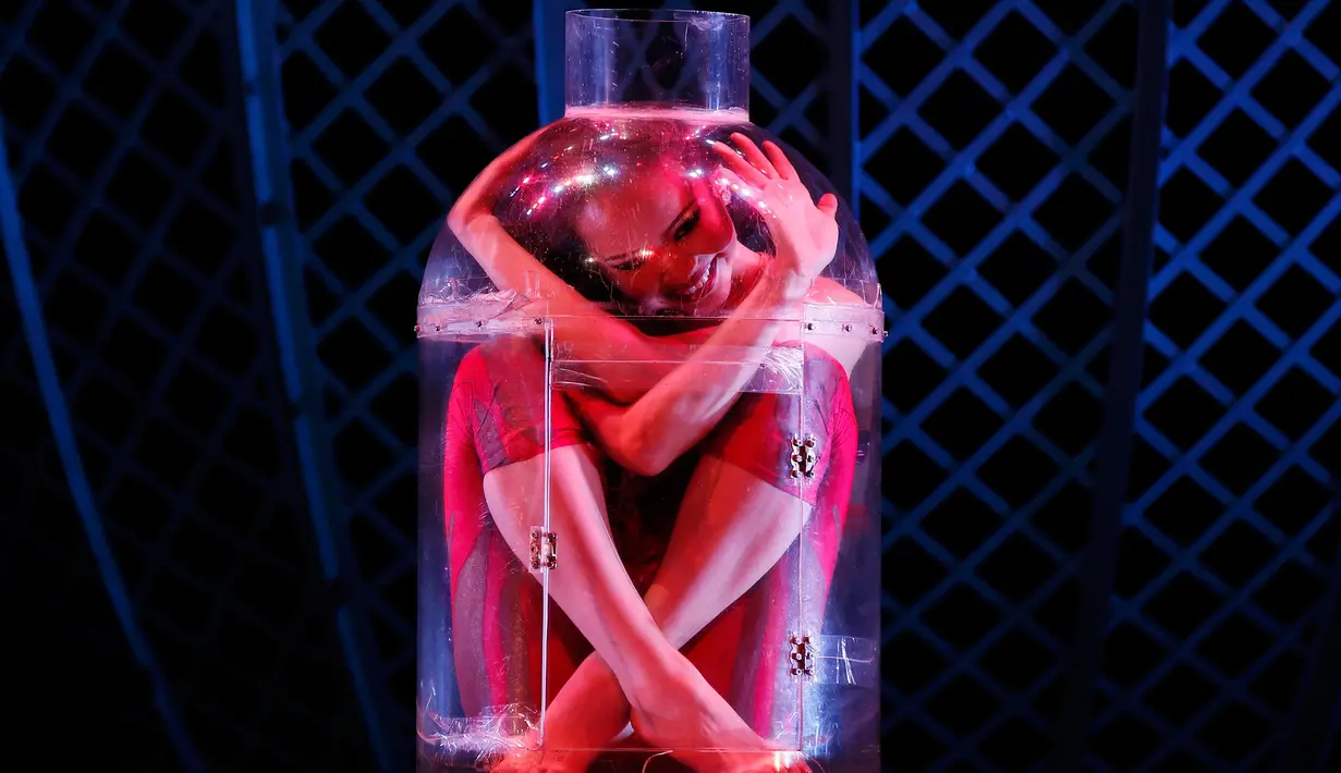 Aksi Odka masuk ke dalam botol saat tampil di acara Zippos Cirque Berserk di Teater Peacock, London (8/2). Wanita - wanita yang mengikuti acara mempunyai badan yang lentur untuk melakukan gerakan ekstrem. (REUTERS/Stefan Wermuth)