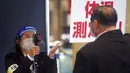Seorang staf yang mengenakan masker untuk membantu mengekang penyebaran virus corona COVID-19 memeriksa suhu pengunjung di sebuah pamerang di Chiba, Tokyo, Jepan, Rabu, 28 Oktober 2020. Tokyo mengonfirmasi lebih dari 170 kasus COVID-19 baru pada 28 Oktober 2020. (AP Photo/Eugene Hoshiko)