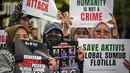 Para aktivis menggelar unjuk rasa menentang pencegatan kapal-kapal yang berpartisipasi dalam armada Global Sumud Flotilla (GSF), sebuah misi bantuan kemanusiaan ke Gaza melalui jalur laut, di Surabaya, Jawa Timur pada Kamis 21 Mei 2026. (JUNI KRISWANTO/AFP)