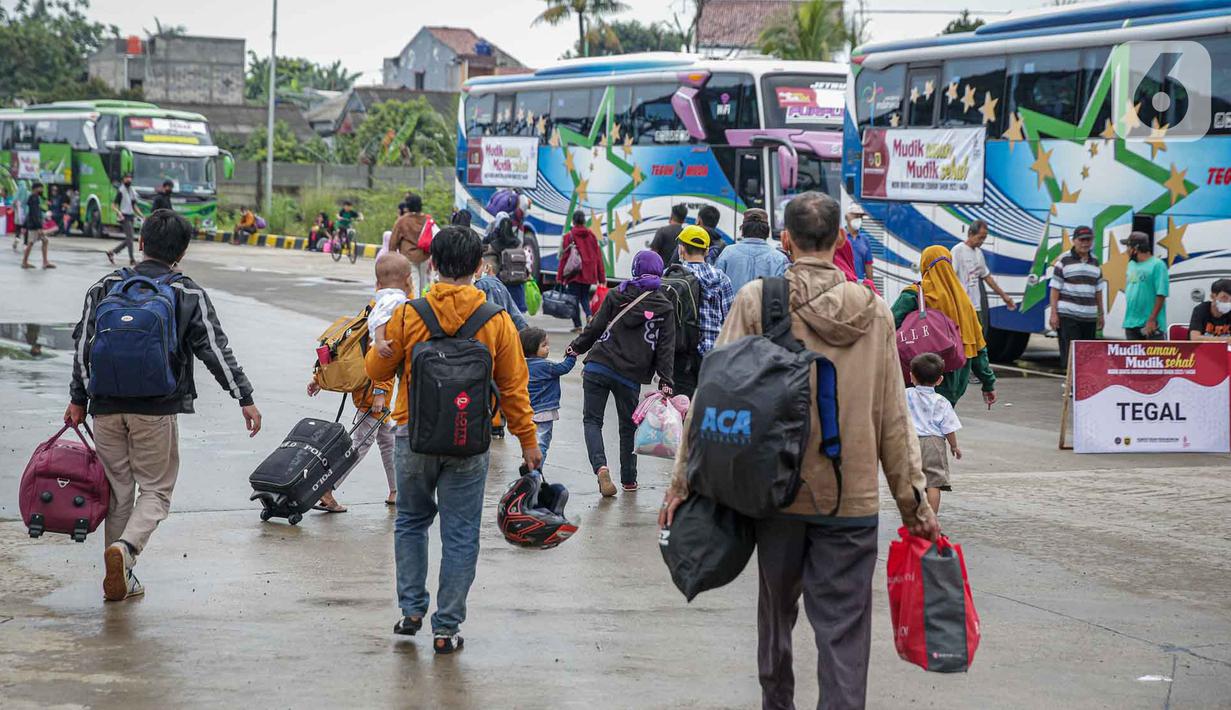 <p>Peserta Mudik Aman Mudik Sehat Kementerian Perhubungan bersiap menaiki bus tujuan kampung halamannya di Terminal Jatijajar, Depok, Jawa Barat, Kamis (28/4/2022). Sekitar 3.000 penumpang diberangkatkan dengan 106 bus yang telah disiapkan oleh Dirjen Darat Kementerian Perhubungan. (Liputan6.com/Faizal Fanani)</p>