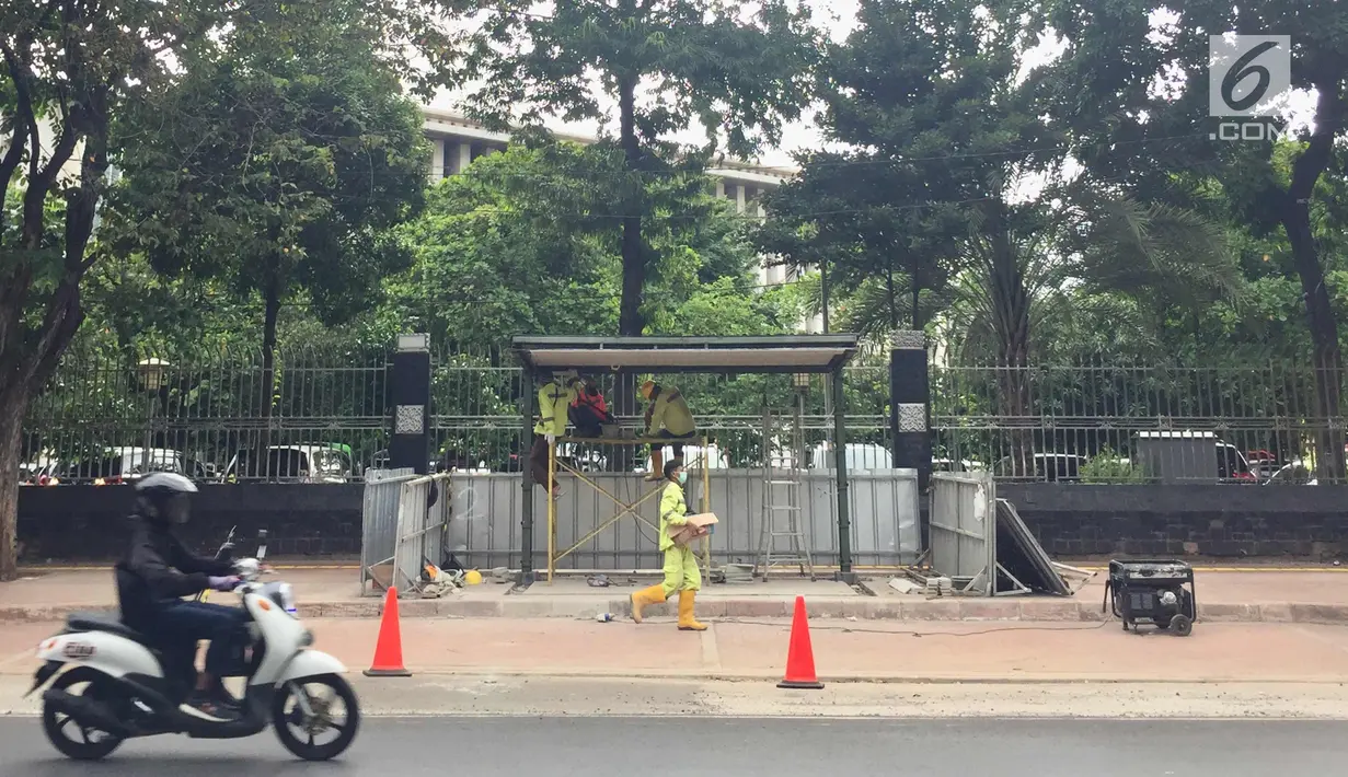 Pengendara motor melintas di depan halte bus Mesjid Istiqlal, Jakarta, Sabtu (6/1). Pembuatan halte tersebut dilakukan untuk meningkatkan kenyamanan bagi pengguna transportasi umum. (Liputan6.com/Immanuel Antonius)