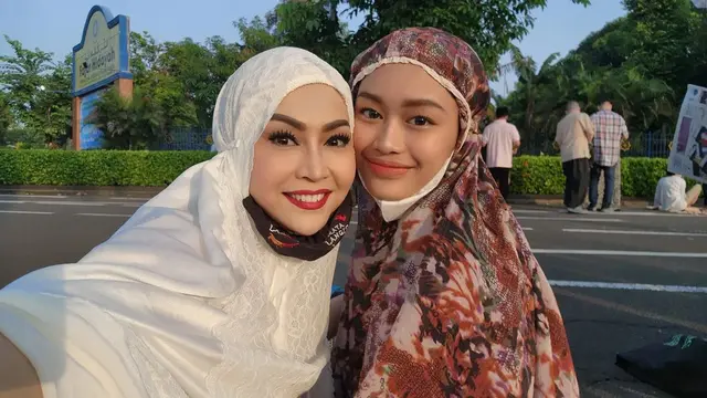 6 Potret Ratna Listy saat Pakai Hijab, Bikin Pangling