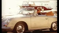 Pierce Brosnan kendarai Porsche 356 di film November Man (autoevolution)