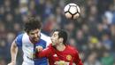 Duel pemain Blackburn Rovers, Charlie Mulgrew (kiri) dan pemain Manchester United, Henrikh Mkhitaryan pada putaran kelima Piala FA di Ewood Park, Blackburn, (19/2/2017). MU menang 2-0. (Martin Rickett/PA via AP)
