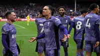 Striker Liverpool, Darwin Nunez, melakukan selebrasi setelah mencetak gol ke gawang Nottingham Forest di The City Ground, Sabtu (2/3/2024). (Paul ELLIS / AFP)