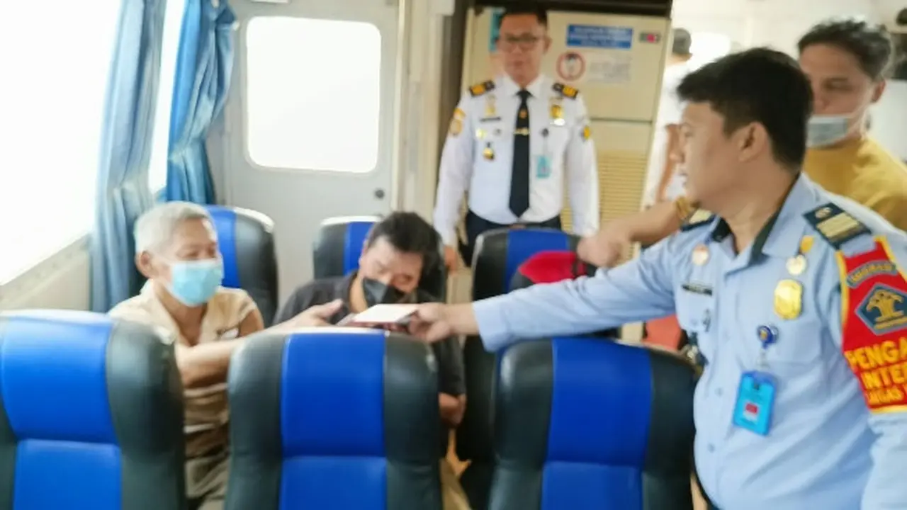 Proses deportasi warga Malaysia oleh petugas Kantor Imigrasi Dumai.