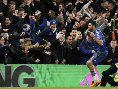 Pemain Chelsea, Diego Costa merayakan golnya bersama Suporter saat melawan Manchester United pada lanjutan Liga Premier Inggris di Stadion Stamford Bridge, London, Senin (8/2/2016) dini hari WIB.  (AFP/Adrian Dennis) 