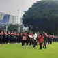 Presiden Joko Widodo atau Jokowi memberikan bonus kepada para atlet, pelatih, dan asisten pelatih SEA Games ke-32 yang berhasil meraih medali pada ajang SEA Games Kamboja 2023. (Liputan6.com/ Lizsa Egeham)