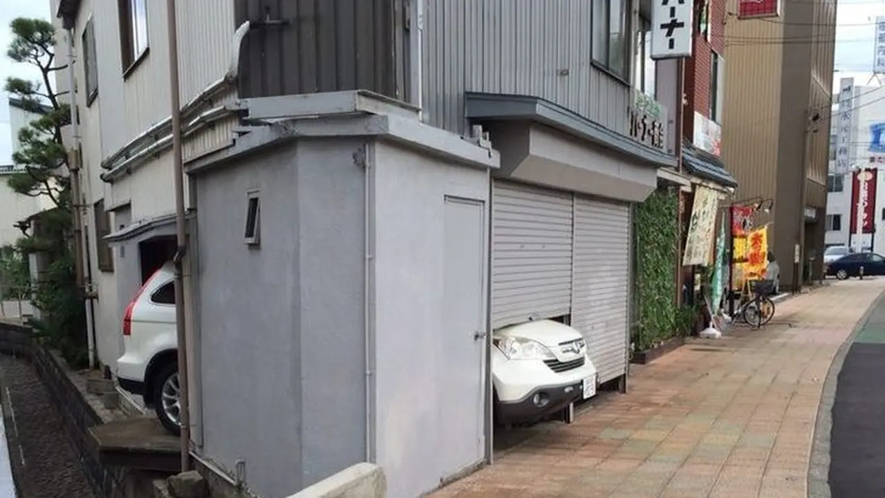 Garasi mobil aneh