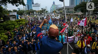 Massa aksi dari Badan Eksekutif Mahasiswa Seluruh Indonesia (BEM SI) menggelar aksi demonstrasi di kawasan Patung Kuda, Jakarta, Jumat (20/10/2023). (Liputan6.com/Faizal Fanani)