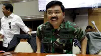 Panglima TNI Marsekal Hadi Tjahjanto bersiap mengikuti rapat dengan Komisi I DPR di ruang rapat Komisi I DPR, Kompleks Parlemen, Jakarta, Kamis (24/5). Rapat membahas soal bentuk dan mekanisme teknis operasional Koopsusgab. (Liputan6.com/Johan Tallo)