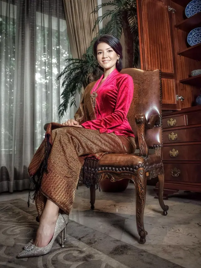 6 Potret Farah Quinn Pakai Kebaya dan Kain Tenun Sumatera Utara, Tampil Anggun