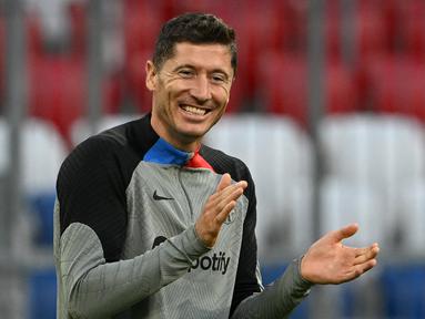 Tak butuh waktu lama bagi striker anyar Barcelona Robert Lewandowski untuk kembali ke markas Bayern Munchen, klub yang pernah dibelanya selama 8 musim sebelum akhirnya memutuskan hijrah ke Barcelona. Ya, hanya berjarak sekitar 2 bulan, striker Polandia tersebut bakal menjadi lawan eks klubnya tersebut di matchday kedua fase grup Liga Champions 2022/2023. Dalam sesi latihan, Lewandowski tampak santai jelang bersua dengan sang mantan. Berikut beberapa momennya. (AFP/Christof Stache)