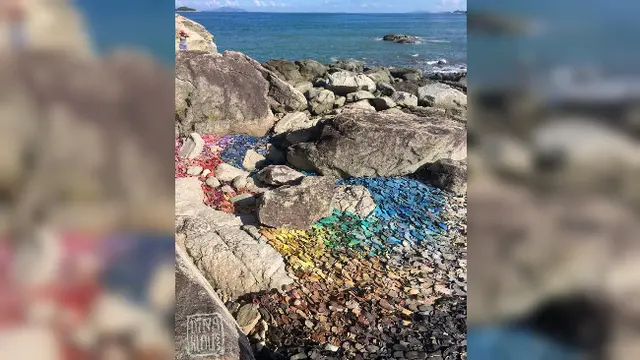 Liina Klaus memiliki ide brilian dalam menanggulangi sampah di pantai Bali, utamanya sampah sandal jepit.