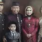 Tukul Arwana bersama istri, Susi dan anak-anaknya. (Istimewa)