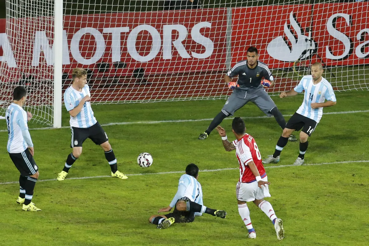 Gawang Argentina kebobolan oleh pemain Paraguay, Lucas Barrios (Reuters)