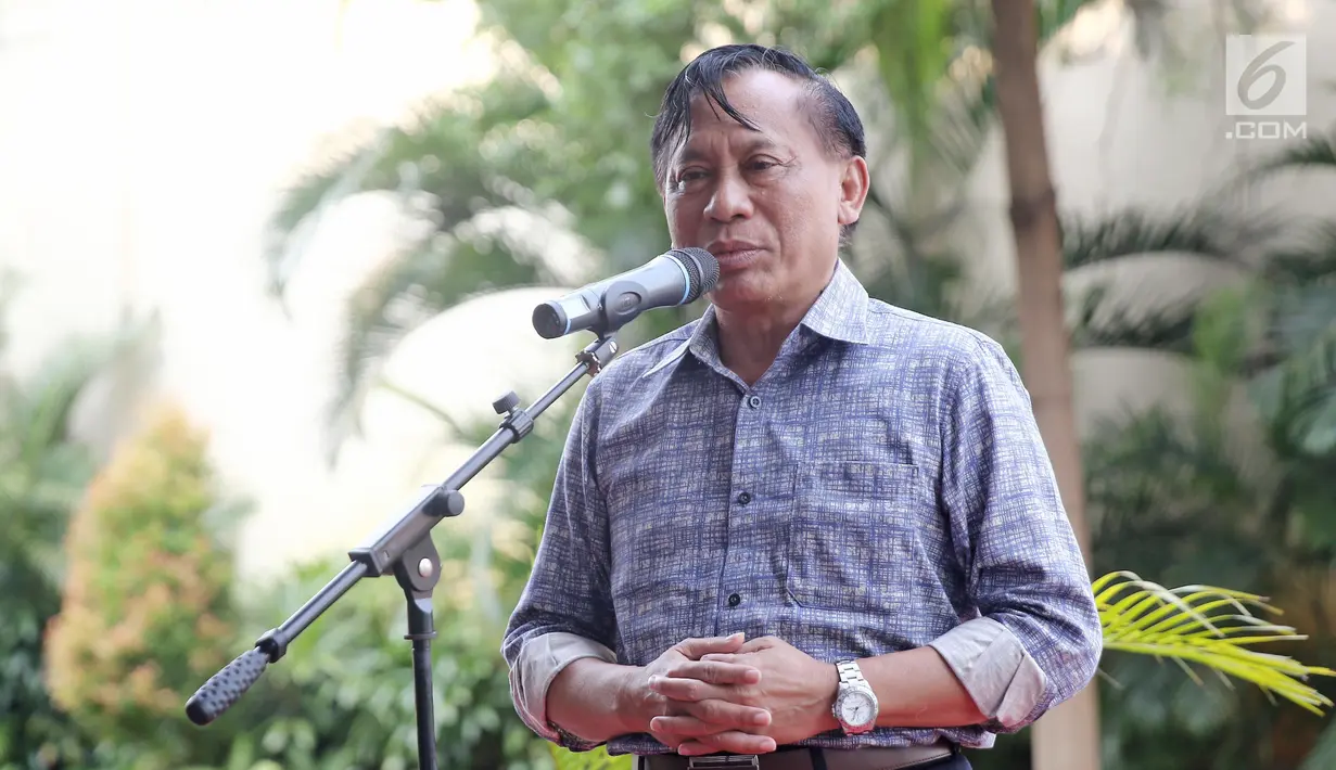 Direktur SCM Imam Sudjarwo memberi sambutan saat penyerahan hewan kurban 1439 H di Studio 5 Indosiar, Jakarta, (16/8). Hewan kurban  dibagikan ke masyarakat yang berdekatan transmisi SCTV dan INDOSIAR di seluruh Indonesia. (Liputan6.com/Herman Zakharia)
