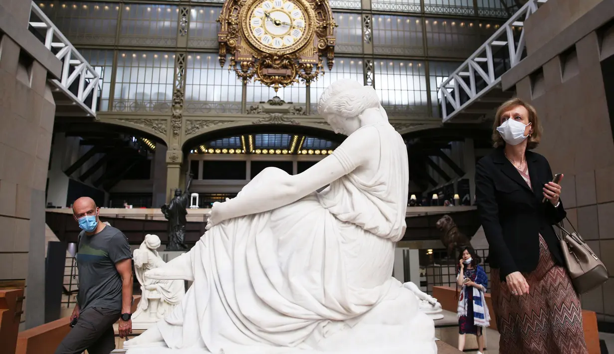 Sejumlah pengunjung yang mengenakan masker mengunjungi Musee d'Orsay saat museum itu dibuka kembali untuk umum di Paris, Prancis (23/6/2020). Musee d'Orsay (Museum Orsay) pada Selasa (23/6) membuka kembali pintunya untuk umum setelah sempat ditutup. (Xinhua/Gao Jing)