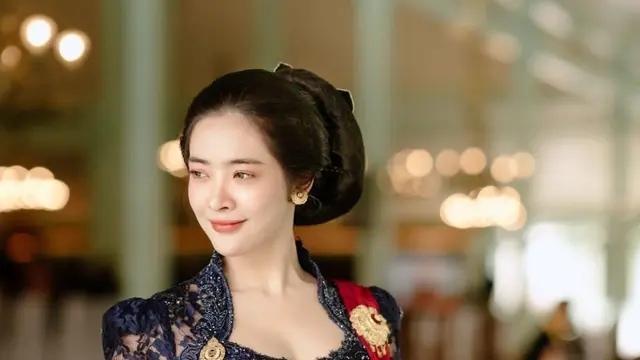 Kebaya mewah Dara Sarasvati jadi sorotan. (credit:instagram.com/darasarasvaati)