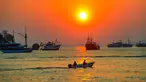 Sebuah perahu melintas di perairan Labuan Bajo, Flores, Nusa Tenggara Timur sesaat sebelum matahari terbenam. Labuan Bajo, kota kecil di ujung barat Pulau Flores, Nusa Tenggara Timur, terus berkembang menjadi salah satu destinasi wisata unggulan Indonesia. (merdeka.com/Arie Basuki)