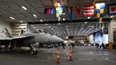 Sebuah pesawat tempur F-18 berada di galangan kapal induk bertenaga nuklir USS Theodore Roosevelt (CVN 71) yang berlabuh di Pangkalan Angkatan Laut Busan, Korea Selatan pada tanggal 22 Juni 2024. (SONG Kyung-Seok/POOL/AFP)