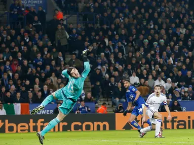 Kiper Chelsea, Thibaut Courtois gagal menghalau bola tendangan gelandang Leicester City, Riyad Mahrez pada lanjutan liga Inggris di King Power Stadium, Liecester (15/12). Leicester menang atas Chelsea dengan skor 2-1. (Reuters/Carl Recine)