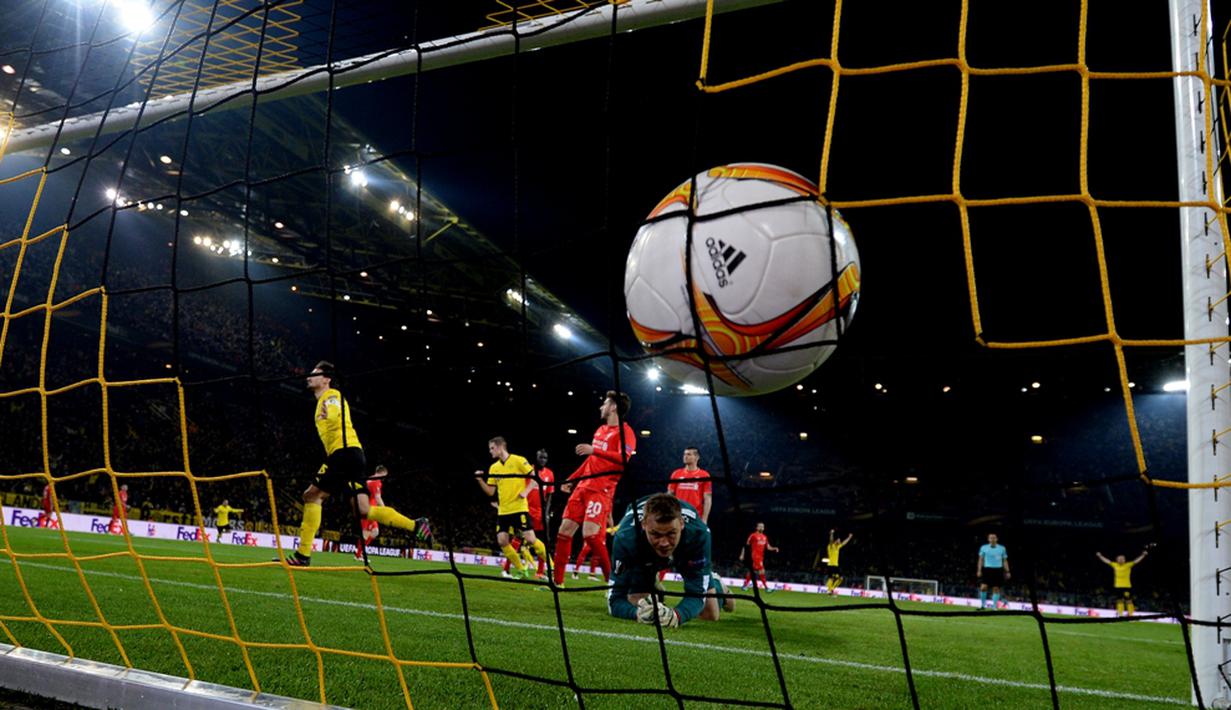 Pemain Borussia Dortmund, Mats Hummels, mencetak gol ke gawang Liverpool pada laga leg pertama perempat final Liga Europa di Stadion Signal Iduna Park, Dortmund, Jumat (8/4/2016) dini hari WIB. (AFP/Patrik Stollarz)