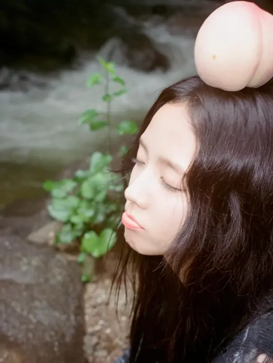 <p>Kekhawatiran ini dengan cepat ditepis oleh Jisoo. Jisoo tidak membuang waktu lagi, memberi tahu Seulgi bahwa dia ingin berteman. (Foto: Instagram/ sooyaaa__)</p>
