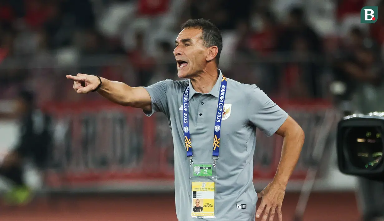 Pelatih Timnas Indonesia U-23, Gerald Vanenburg memberikan instruksi kepada pemainnya dalam laga Grup A Piala AFF U-23 2025 melawan Malaysia di Stadion Utama Gelora Bung Karno (SUGBK), Senayan, Jakarta, Senin (21/07/2025). (Bola.com/Abdul Aziz)