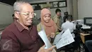 Seorang petugas ketika melayani warga untuk pembuatan KTP elektronik (e-KTP) di Kelurahan Srengseng Sawah, Jakarta, Senin (29/8). Warga diminta segera membuat e-KTP sebelum 30 September 2016 sesuai surat edaran Kemendagri. (Liputan6.com/Yoppy Renato)