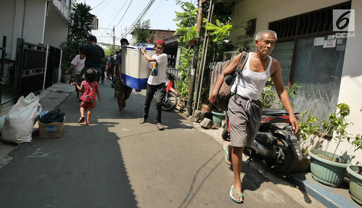 Warga berusaha menyelamatkan harta benda mereka ketika kebakaran melanda permukiman padat penduduk di Manggarai, Jakarta, Rabu (10/7/2019). Belum diketahui pasti penyebab api membakar pemukiman warga tersebut. (Liputan6.com/Herman Zakharia)