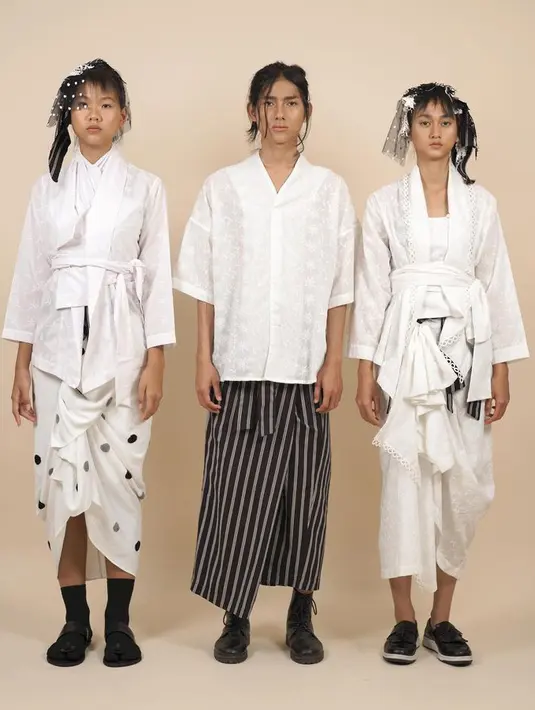 Kebaya Kutubaru bertemu Rok draperi motif polkadot dengan material Linen untuk sebuah tampilan yang seru. [Foto: @lululutfilabibi]