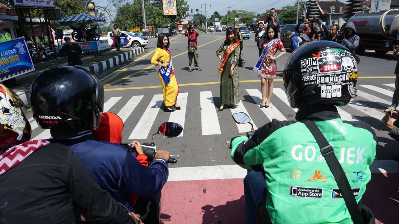 Kampanye Tertib Lalu Lintas ala Gadis-Gadis Cantik di Zebra Cross