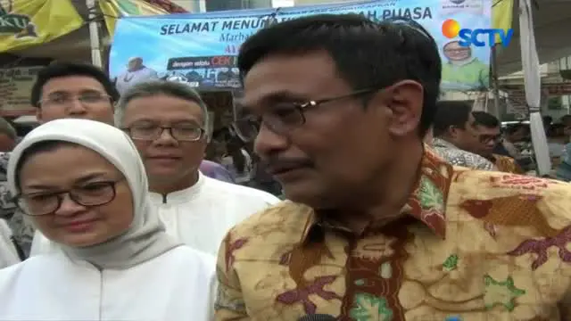 Plt Gubernur Djarot Saiful Hidayat beserta petugas BPOM lakukan sidak takjil di Pasar Bendungan Hilir, Jakarta Pusat