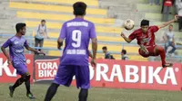 Pemain UPI menendang bola saat pertandingan melawan Unigal pada laga final Torabika Campus Cup 2017 di Gor Jati Padjajaran, Jatinangor, Kamis (28/9/2017). UPI menang adu penalti atas Unigal. (Bola.com/M Iqbal Ichsan)