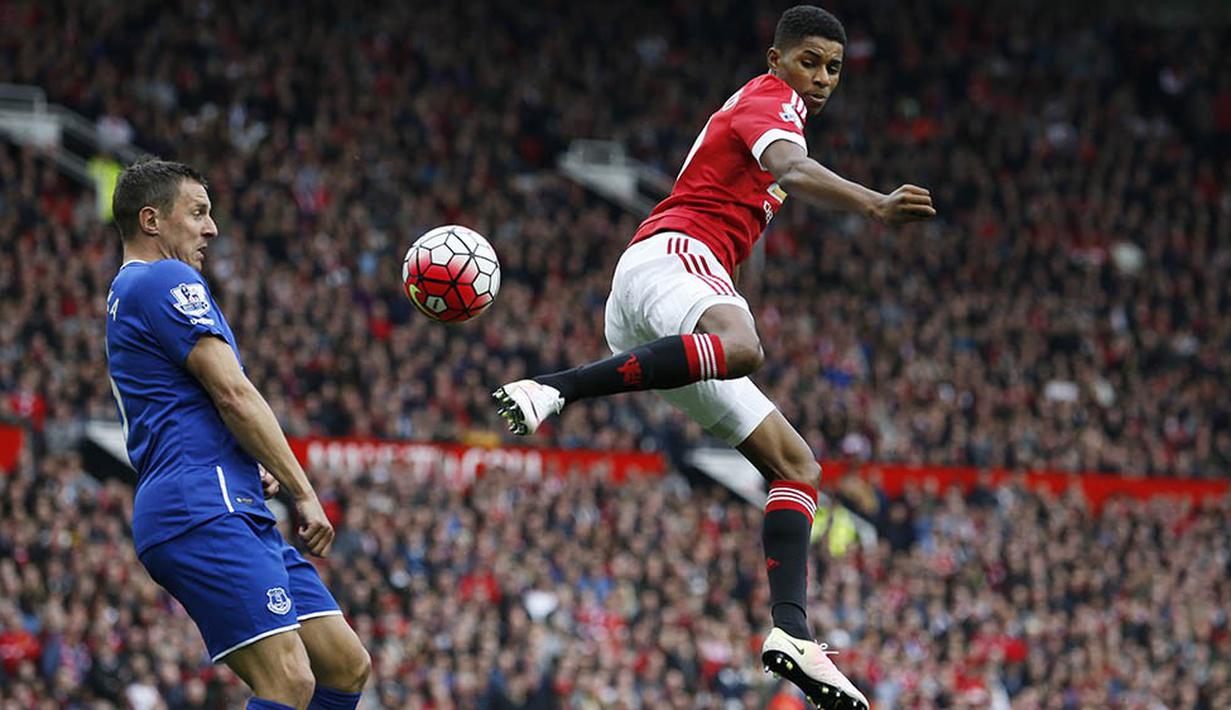 10. Striker Manchester United, Marcus Rashford, melakukan tendangan akrobat saat melawan Everton pada laga Liga Premier Inggris di Stadion Old Trafford, Inggris, Minggu (3/4/2016). MU berhasil menang 1-0 atas Everton. (Reuters/Phil Noble)