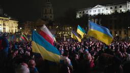 Orang-orang menghadiri sebuah acara di Trafalgar Square yang diselenggarakan oleh Kedutaan Besar Ukraina dan AS, menjelang peringatan satu tahun invasi ke Ukraina, di London, Kamis, 23 Februari 2023. Berdasar data analisis dari Institute for the Study of War, Rusia menduduki setidaknya 132 ribu kilometer persegi wilayah Ukraina atau 22 persen dari total wilayah Ukraina. (AP Photo/Kin Cheung)