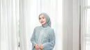 Sementara itu, Caitlin Halderman memilih tampilan yang lebih sophisticated dalam balutan tunik berwarna biru muda dengan aksen lace dan detail bordir yang memberikan kesan mewah. Rok putih berbahan tulle memberikan efek dreamy yang lembut, melengkapi nuansa pastel dari tuniknya.  [@caitlinhalderman/@bebytsabina].