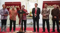 Ketum PAN Zulkifli Hasan (ketiga kiri) bersama Presiden Jokowi dan Ketum Hanura Wiranto memberi keterangan di Istana Negara, Jakarta, Rabu (2/9/2015). PAN menyatakan resmi bergabung dengan koalisi partai pendukung pemerintah. (Liputan6.com/Faizal Fanani)