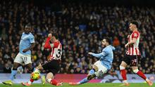 Momen pemain Man City Rayan Cherki melepas tendangan di laga kontra Sunderland pada ajang Liga Inggris. (Darren Staples / AFP)