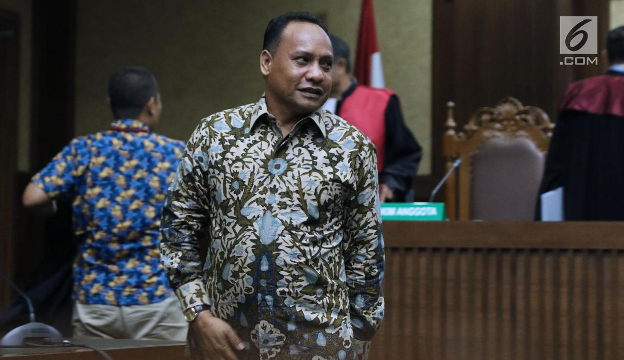 Ketua DPRD Kepulauan Sula Periode 2009-2014, Zainal Mus usai menjalani sidang dakwaan di Pengadilan Tipikor, Jakarta, (22/11). Zainal Mus didakwa melakukan perbuatan korupsi pengadaan lahan Bandara Bobong, Maluku Utara. (Liputan6.com/Helmi Fithriansyah)