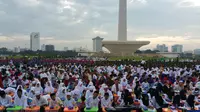 TNI Polri menggelar istigasah bersama anak yatim di Monas, Jakarta Pusat, Jumat 918/11/2016). (Nanda Perdana Putra/Liputan6.com)