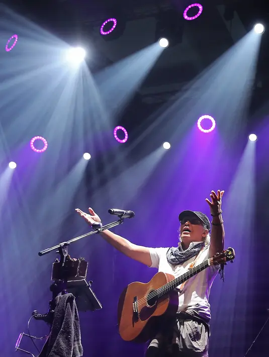 "Ini pertama kali saya main di sini setelah 13 tahun Java Jazz. Baru kali ini diundang dan jadi baper saya nih," ucap Iwan Fals membuka penampilannya dengan lagu Yang Terlupakan. (Bambang E. Ros/Bintang.com)